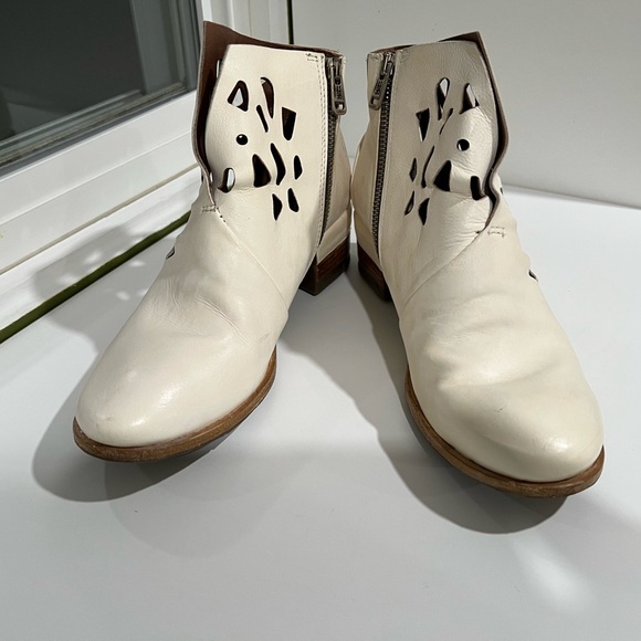 AS98 Ivory CutOut Ankle Boots 38/8 - Picture 3 of 16